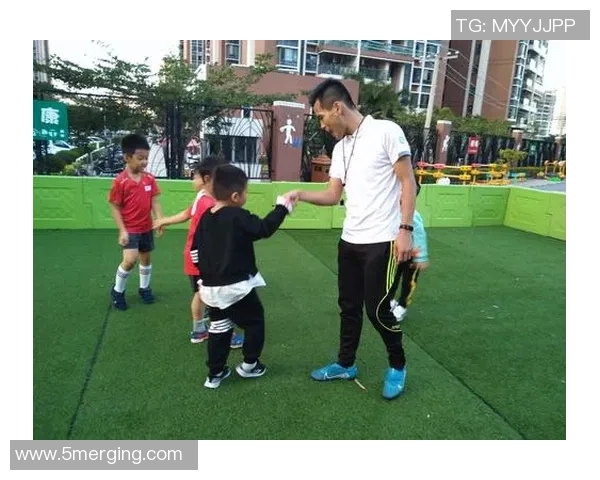 大班幼儿足球游戏玩法探索与实践促进儿童身体协调与团队合作能力发展 大班幼儿足球游戏玩法探索与实践促进儿童身体协调与团队合作能力发展