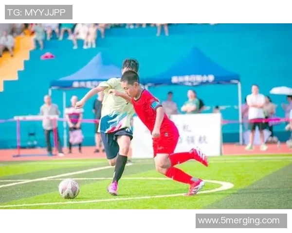 姑娘们的足球梦想在绿茵场上绽放青春活力与拼搏精神 姑娘们的足球梦想在绿茵场上绽放青春活力与拼搏精神